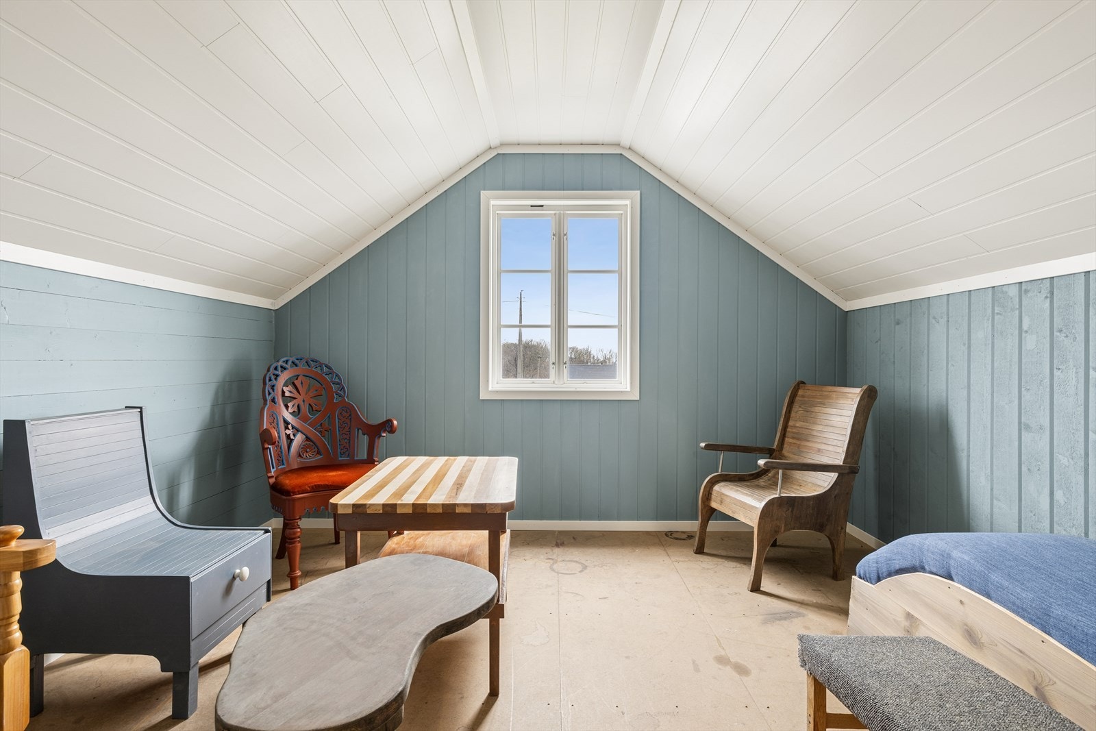 Gode lagringsmuligheter på loftet i garasjen. Galleribilde