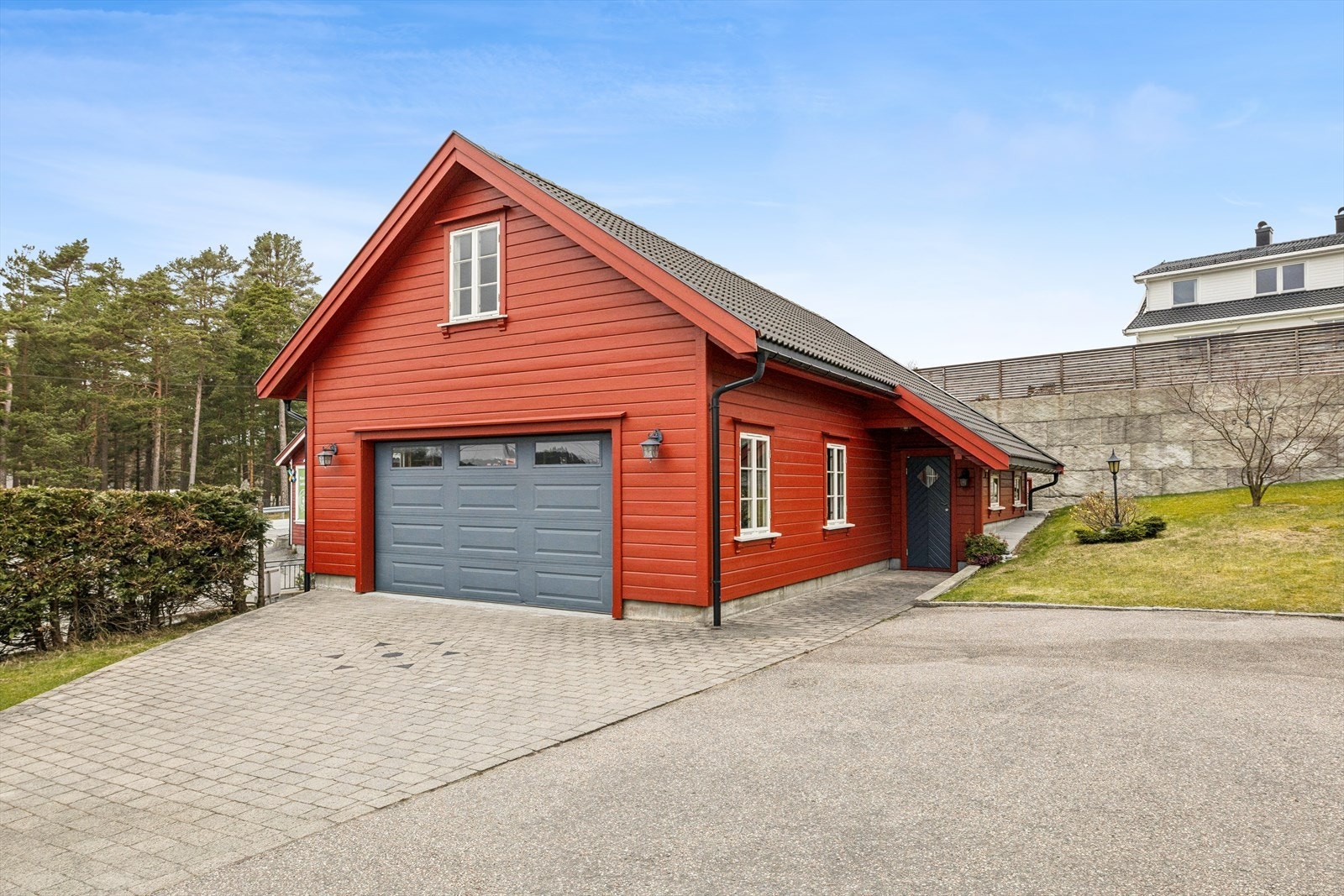 Frittstående garasjebygning med totalt brukareal på 102 m², med garasjer, verksted og lagerrom. Galleribilde