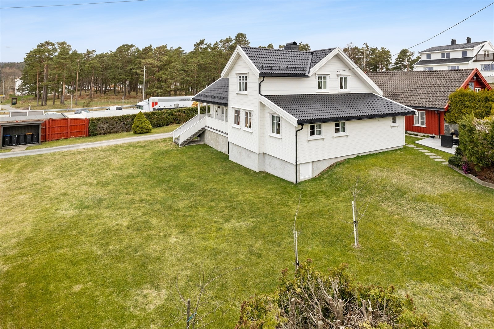 En innholdsrik eiendom med en stor eiertomt på nesten 1,8 mål, hovedhus, separat uthus og en stor garasjebygning. Galleribilde