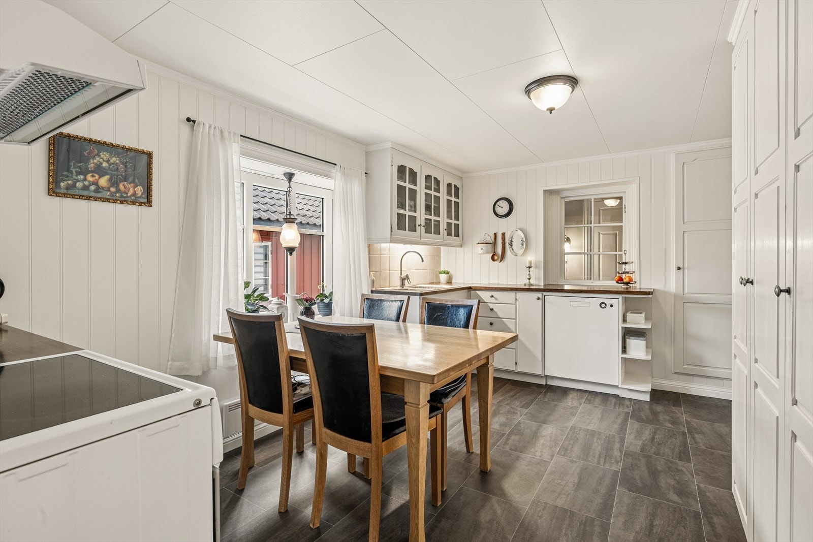Kjøkkenet har godt med skap- og benkeplass, samt en kjøkkenventilator. Galleribilde
