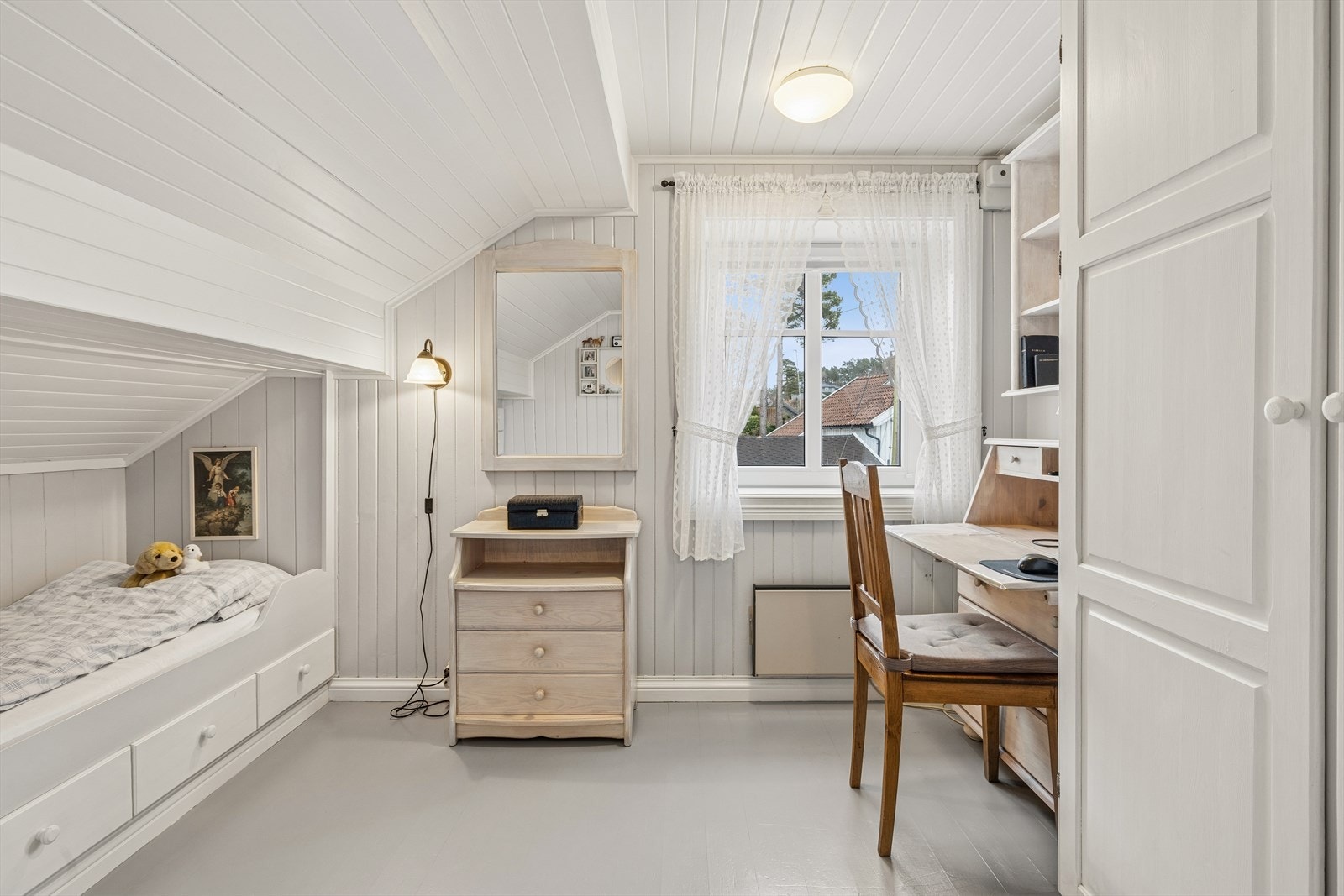 Soverom 2 i 2. etasje har plassbygd seng. Galleribilde