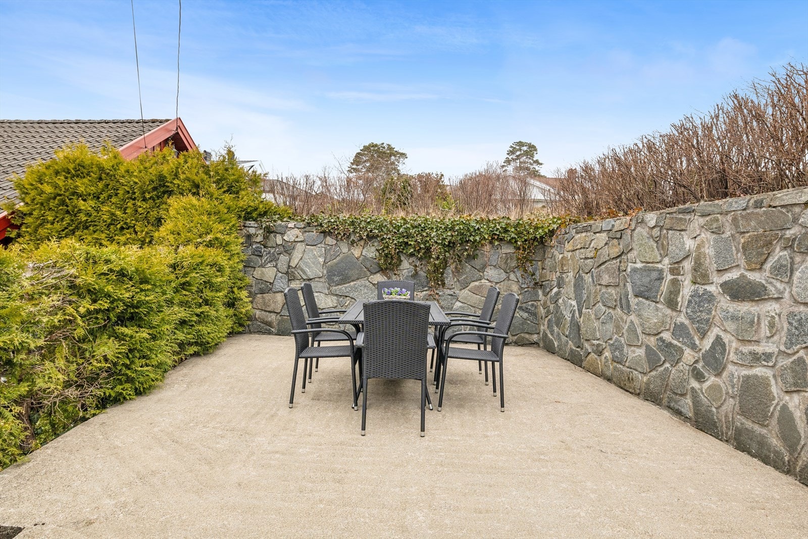 En skjermet uteplass med god plass til en sittegruppe. Galleribilde