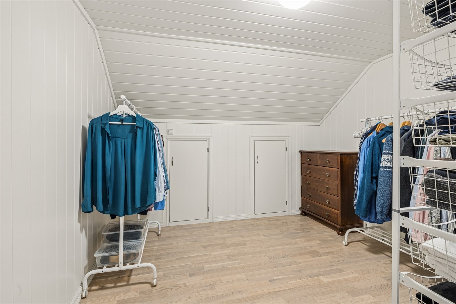I 2. etasje er det god lagringsplass i kott og boder. Galleribilde