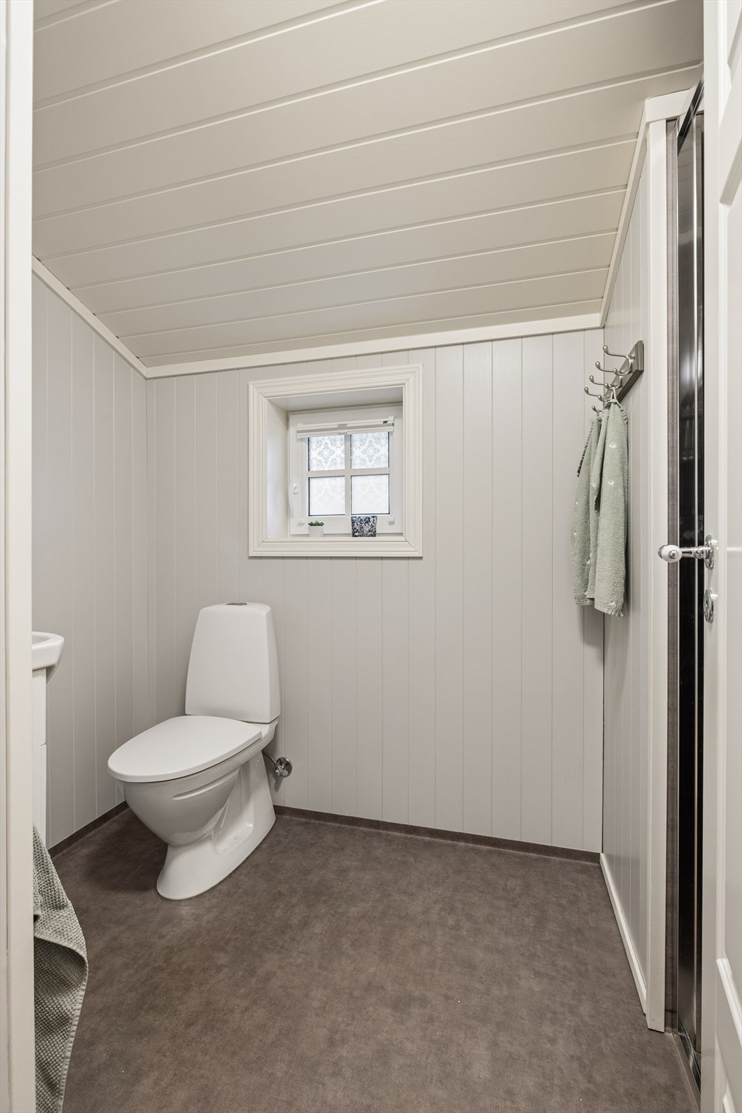 Badet i 1. etasje ble etablert i 2020 og har toalett og dusjnisje. Galleribilde