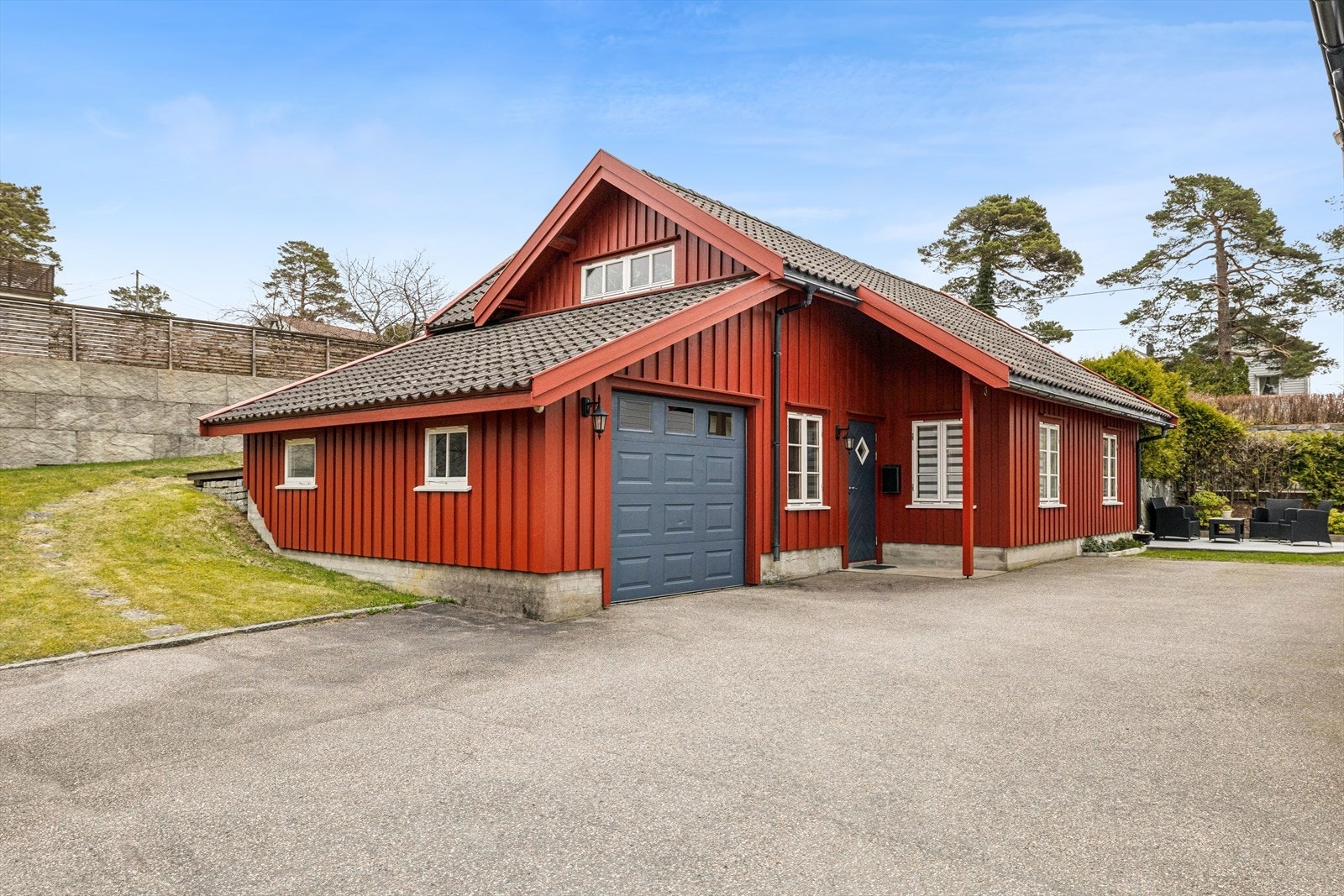 Separat uthus med totalt bruksareal på 103 m². I 2006 ble uthuset ble renovert og påbygd, og 2. etasje er godkjent bruksendret til beboelse. Galleribilde