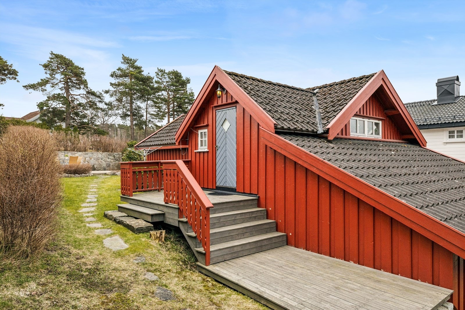 2. etg i uthuset er godkjent bruksendret og inneh. med stue, kjøkken og soverom. Tilhørende bad og WC er i byggets 1. etasje. Galleribilde