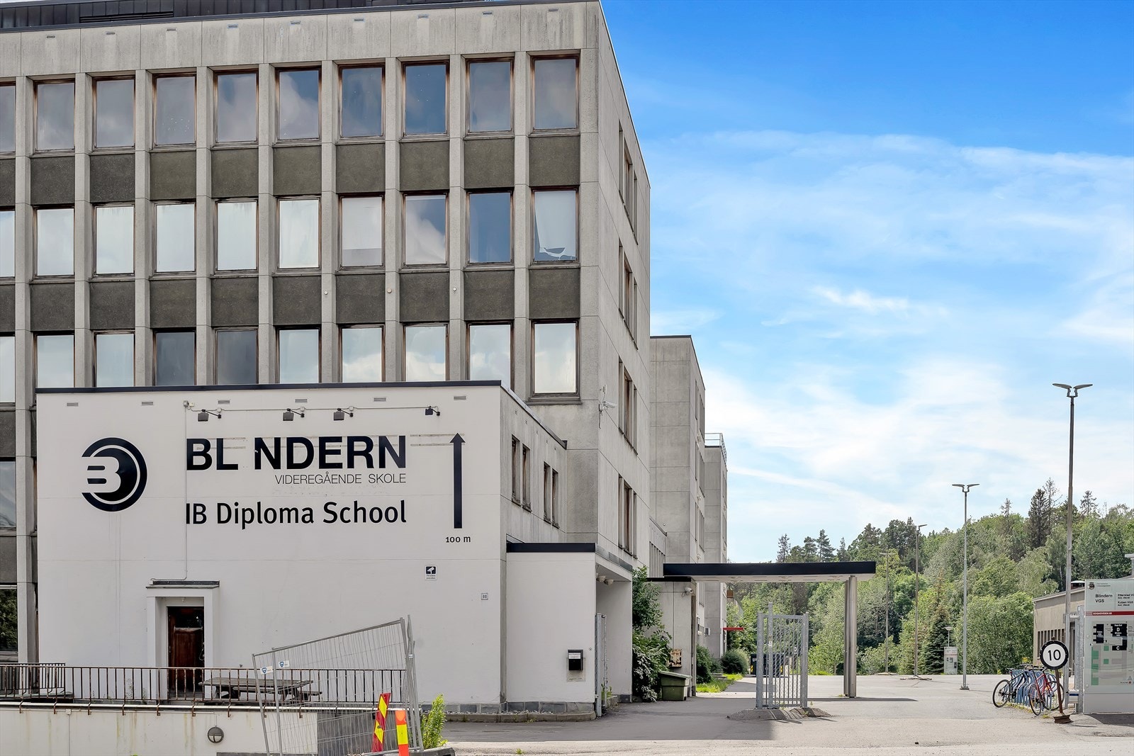 Beliggenheten er ideell med kort vei til flere av byens store utdanningsinstitusjoner på Blindern. Galleribilde