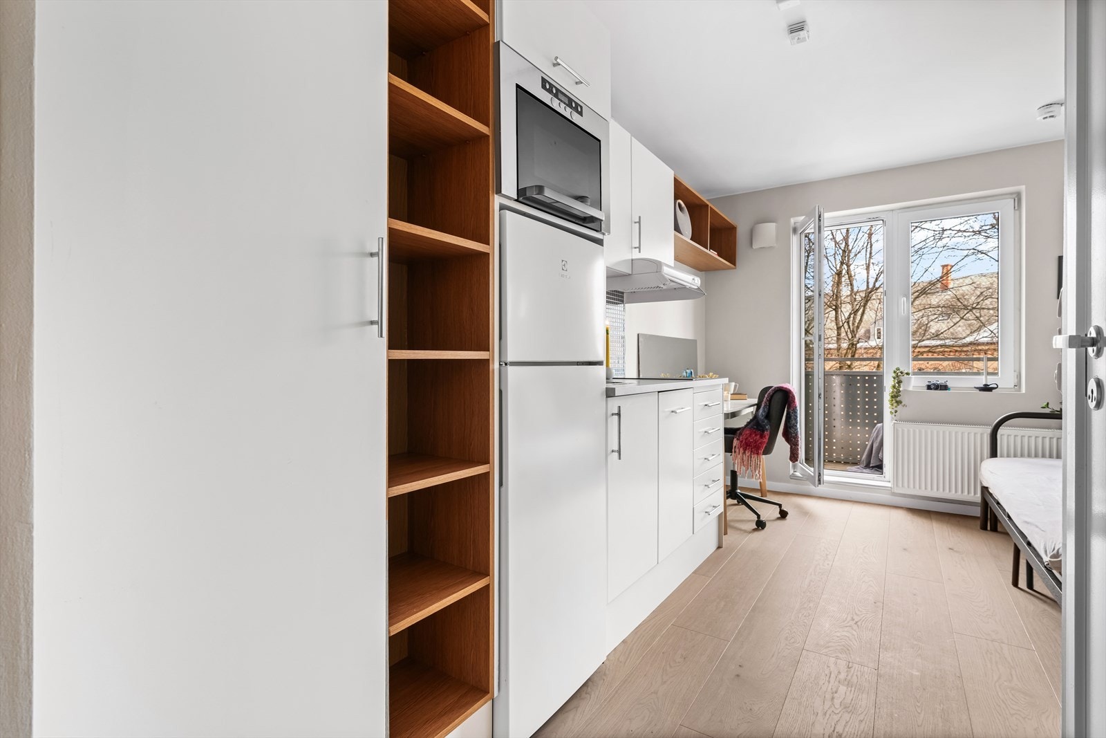 Et blikk inn i leiligheten fra entreen viser den effektive planløsningen og den direkte linjen mot balkongen. Galleribilde