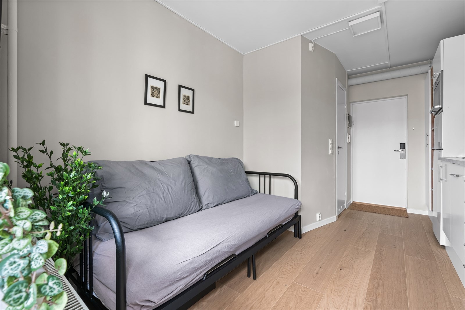 Her er det god plass til seng og oppbevaringsmuligheter. Galleribilde