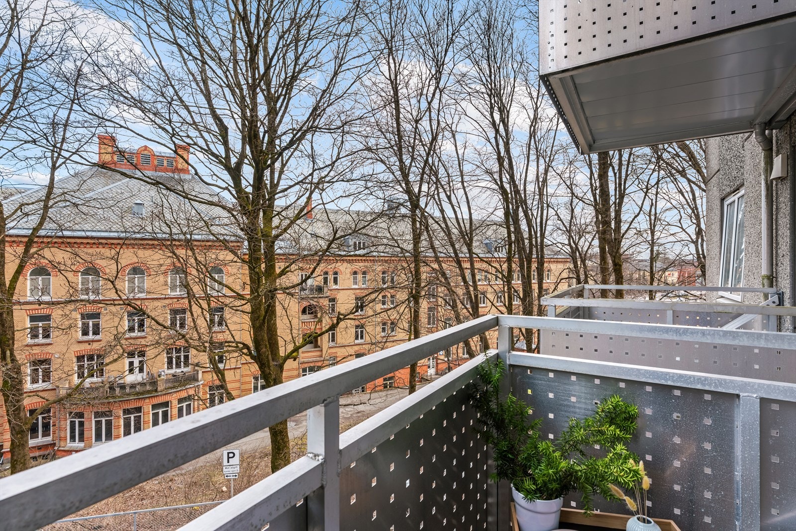 Balkongen blir en naturlig forlengelse av leiligheten i sommerhalvåret. Galleribilde