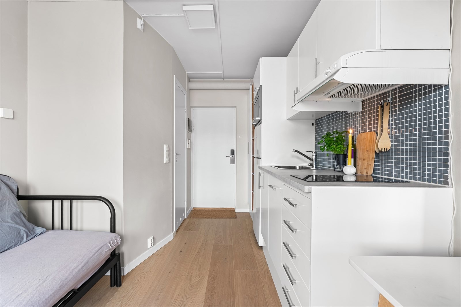 Boligen er innholdsrik med garderobe, kjøkkensone, skrivebordsplass og elegant baderom. Galleribilde