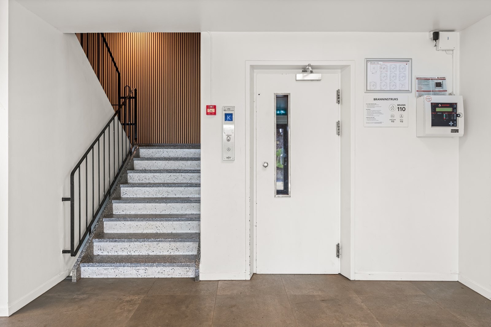 Adkomst til etasjene via felles trapperom og personheis. Galleribilde