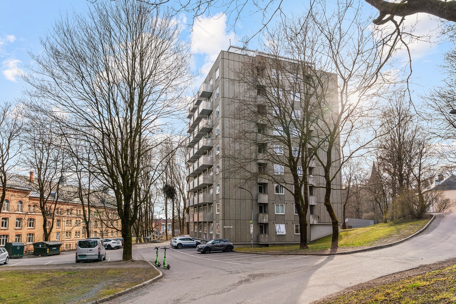 Boligblokken er oppført i 1967 og har en solid konstruksjon i betong. Galleribilde