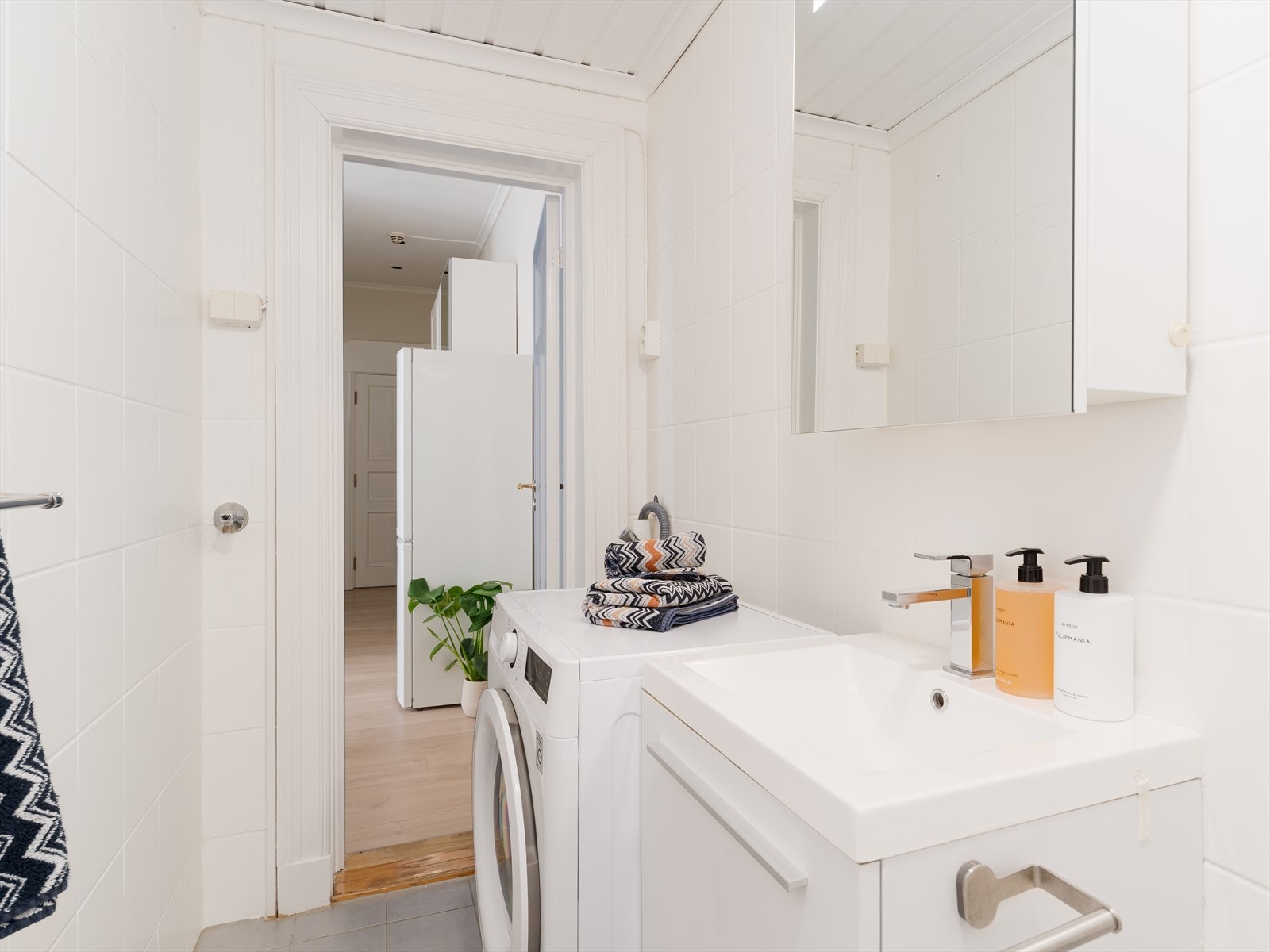Badet er av god størrelse, med speilskap, servant og opplegg for vaskemaskin. Galleribilde