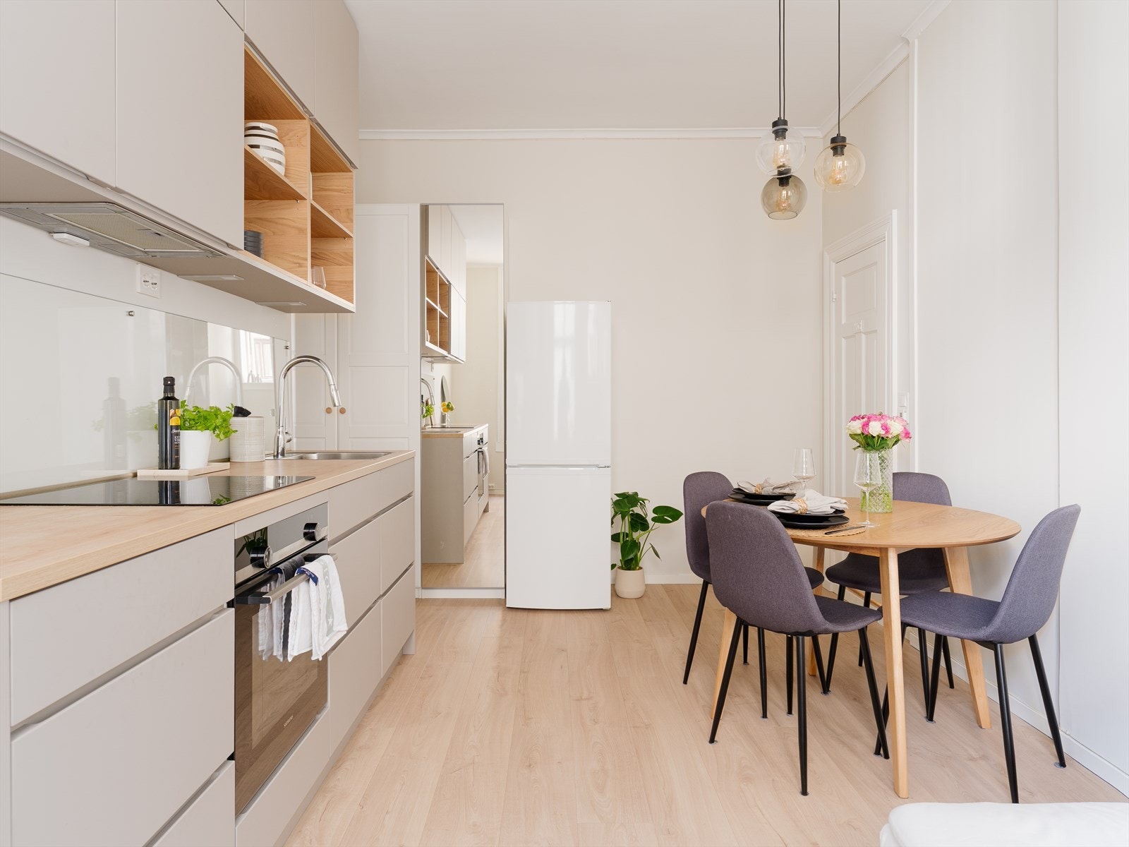 Innbydende og moderne uttrykk, med harmoniske fargevalg. Galleribilde