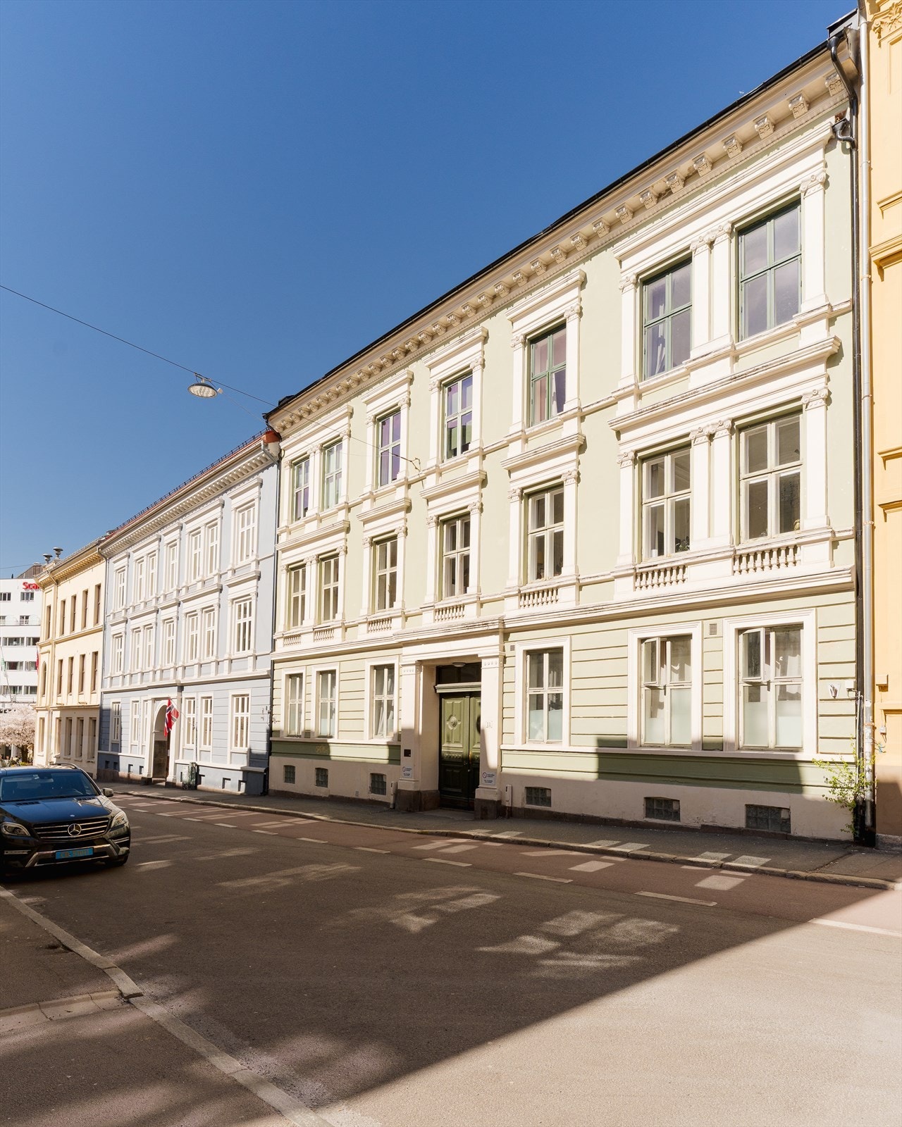 Leiligheten ligger sentralt til på St. Olavs plass i bydel St. Hanshaugen. Området kjennetegnes av en urban atmosfære med umiddelbar nærhet til et bredt spekter av servicetilbud, serveringssteder og fritidsmuligheter. Galleribilde