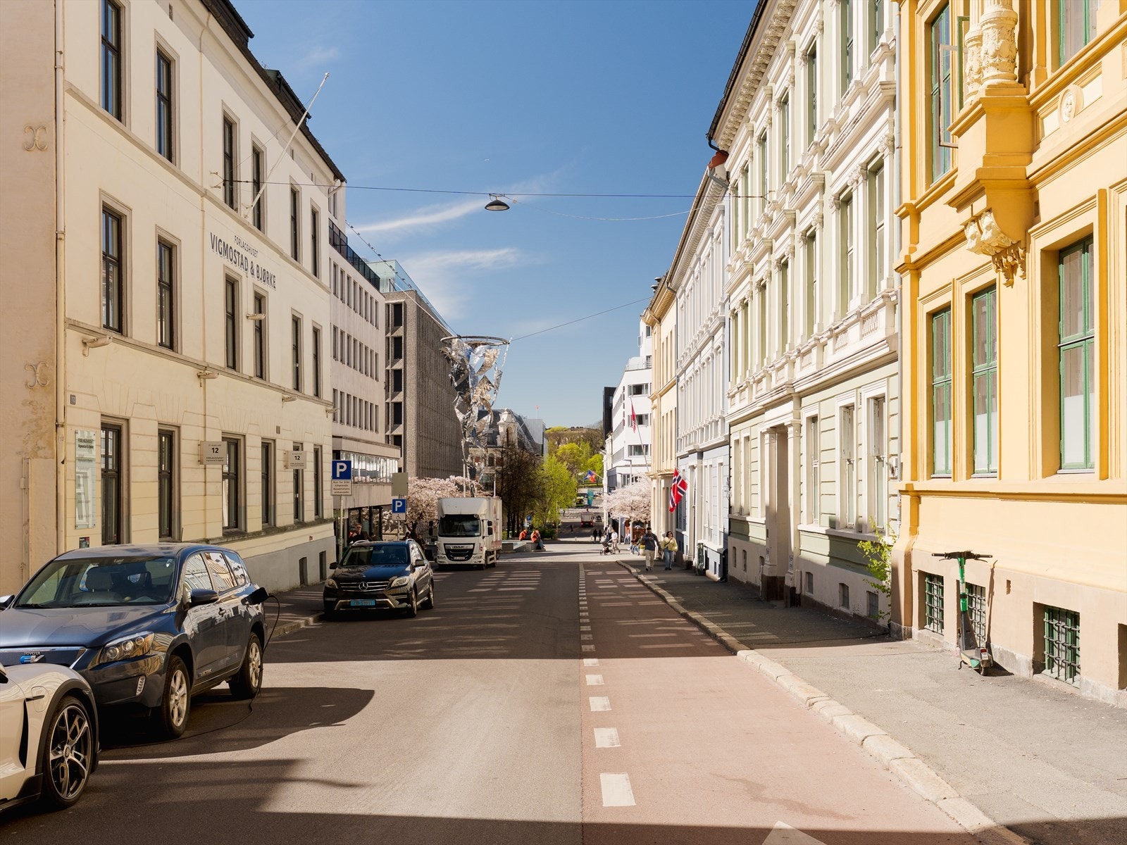 Gode kollektivforbindelser med kort avstand til flere sentrale knutepunkter. Holbergs plass ligger om lag 3 minutters gange fra boligen og gir tilgang til både busslinje 37 samt trikkelinjene 17, 18 og 19. Galleribilde