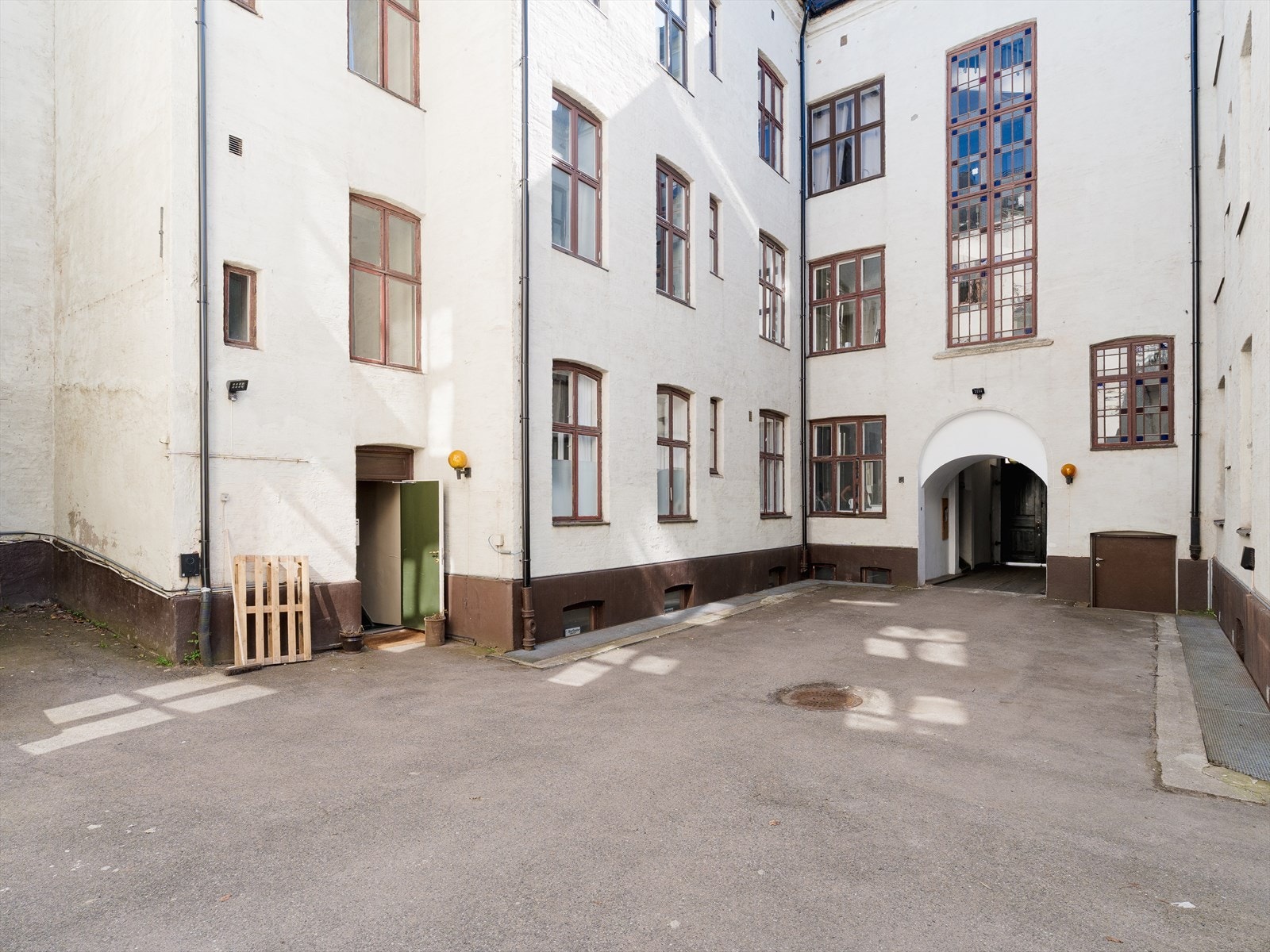 Leiligheten disponerer to boder, og det er mulighet for leie av parkeringsplass i bakgård. Galleribilde