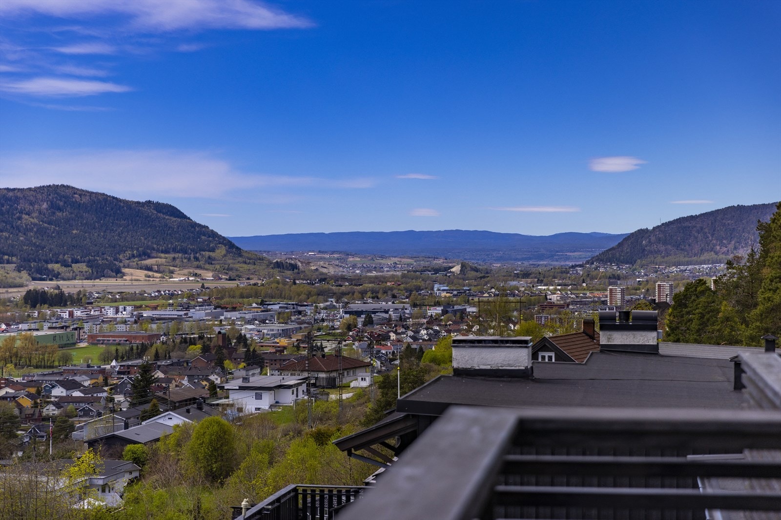 Panoramautsikt som strekker seg vidt utover nærområdet. Galleribilde
