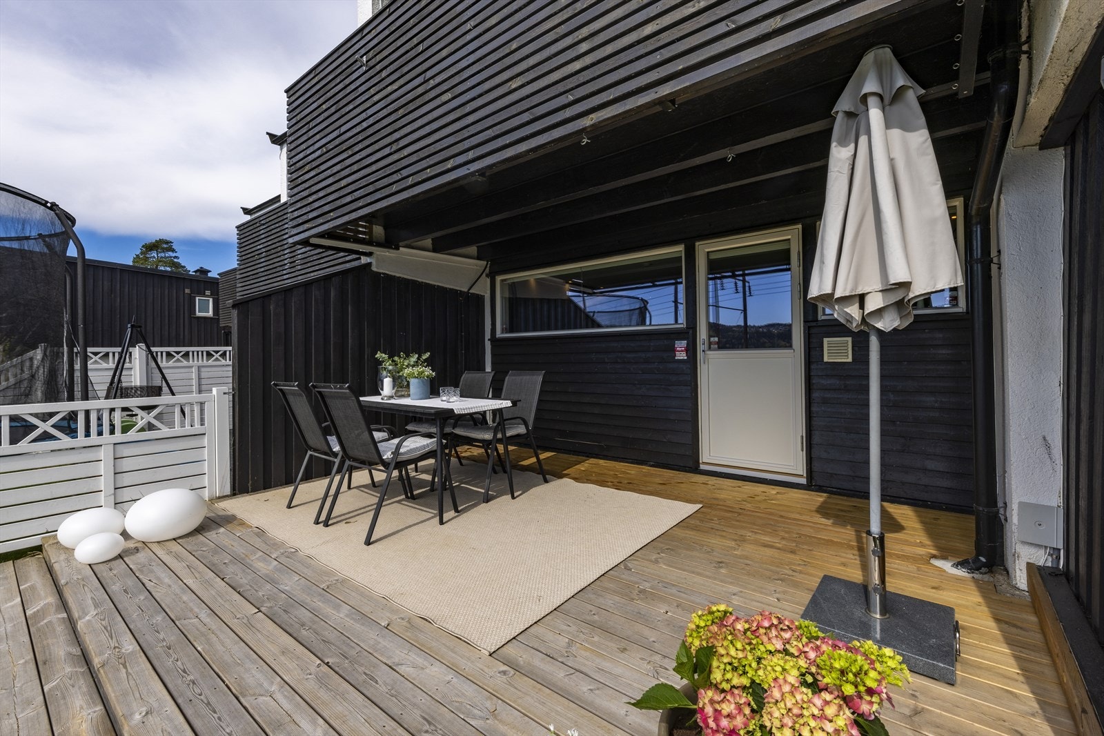 Terrasseplattingen utenfor kjellerstuen er på ca. 17 m² og ble anlagt i 2023/24. Galleribilde
