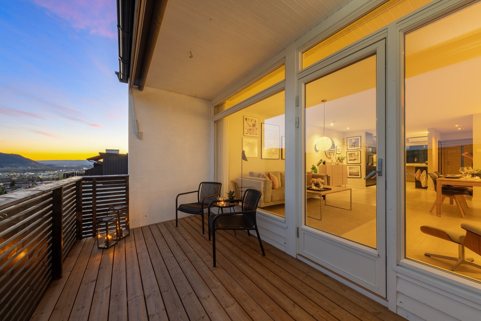 En fin uteplass med plass til en sittegruppe, hvor man kan nyte kveldssolen og utsikten. Galleribilde
