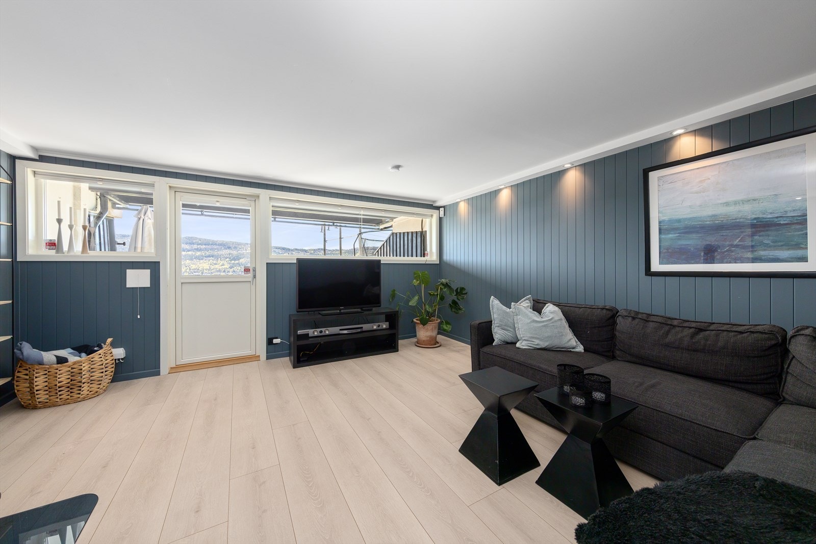 Kjellerstuen er et lunt og tilbaketrukket rom, perfekt som en ekstra TV-stue. Herfra er det utgang til hagen. Galleribilde