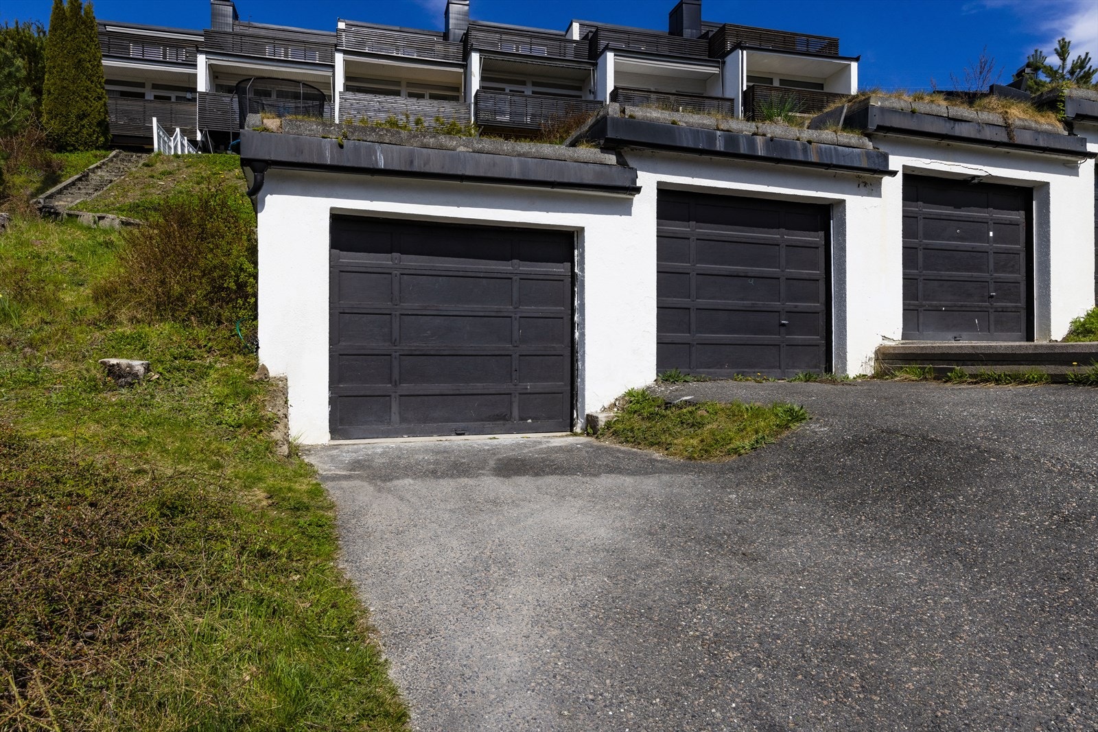 Det medfølger en garasjeplass på 17 m² i felles rekke. Garasjen har installert strøm og automatisk portåpner. Galleribilde