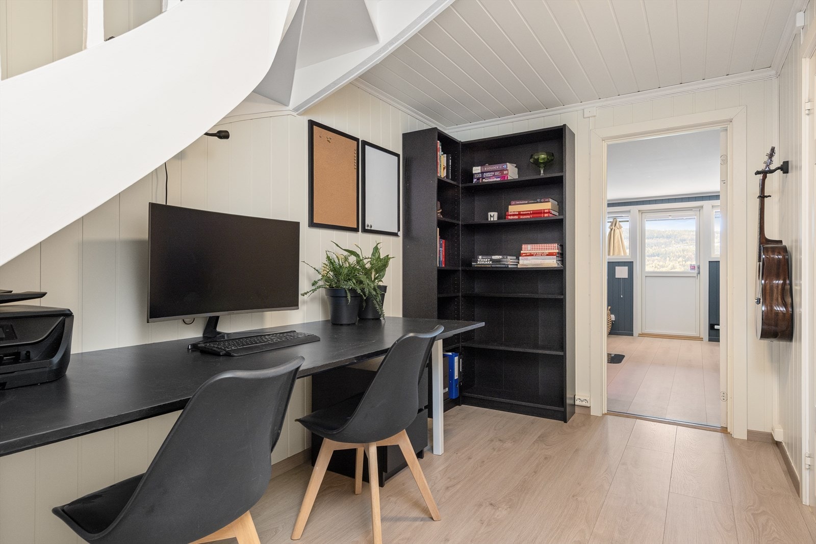 Gangen i kjelleren er utnyttet med en praktisk arbeidsplass under trappen. Galleribilde
