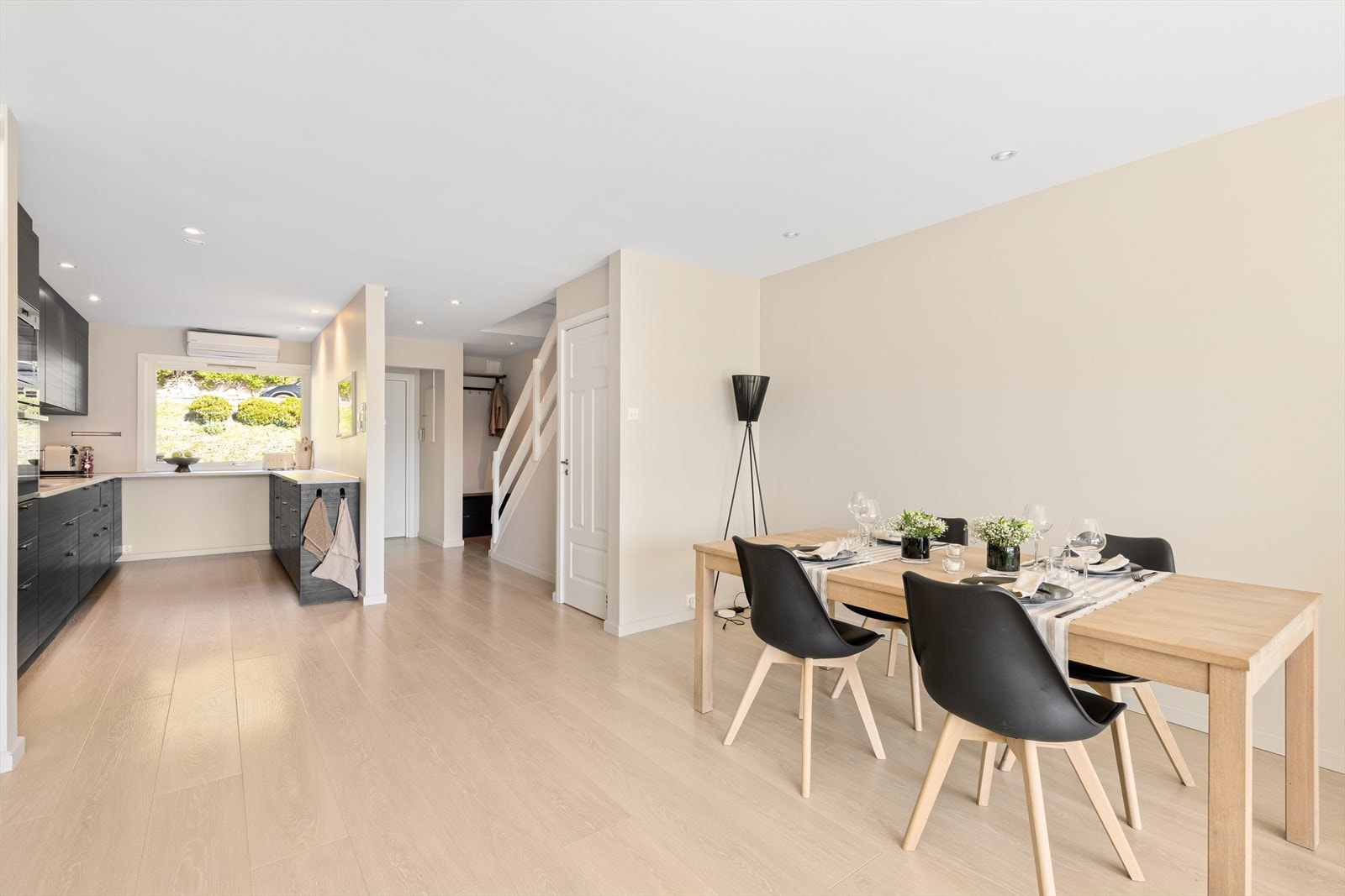 God plass til en romslig spisegruppe for hyggelige sammenkomster. Galleribilde