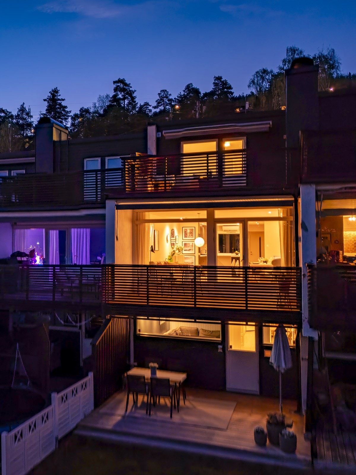 Med private uteplasser på alle tre plan, totalt 60 m², er dette en bolig som visker ut skillet mellom inne og ute. Galleribilde