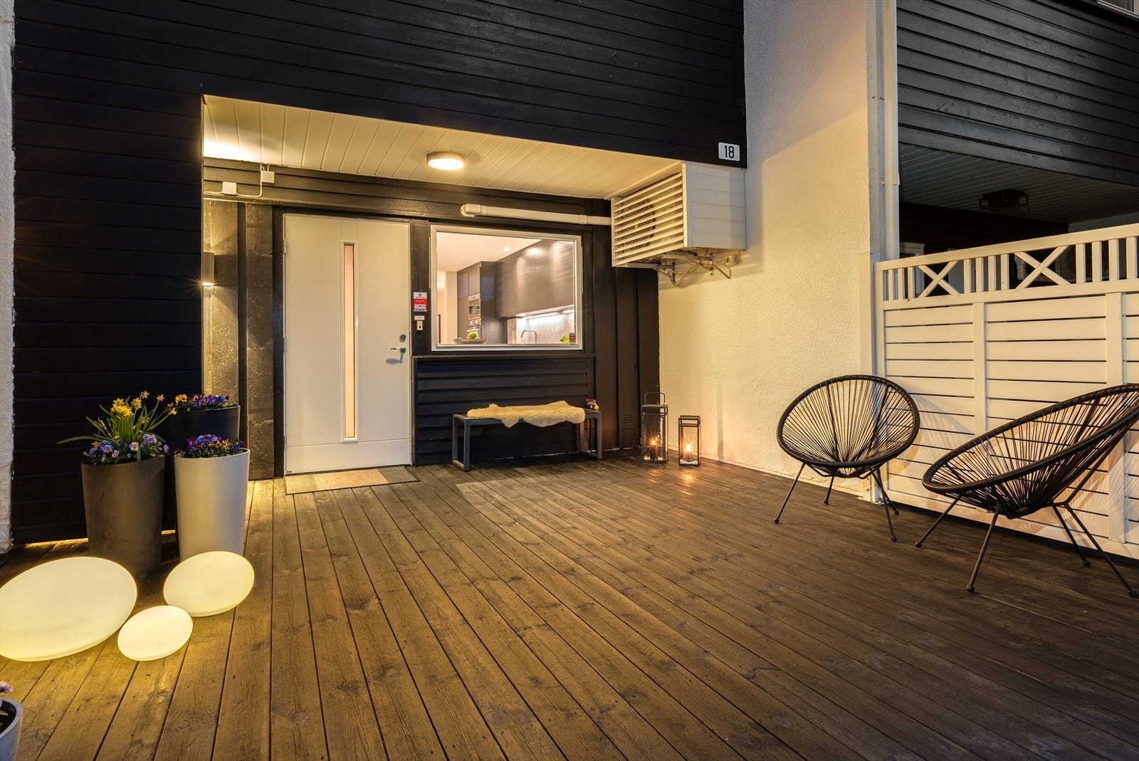 Den romslige terrassen ved inngangspartiet på ca. 20 m² gir en hyggelig velkomst og en ekstra, usjenert uteplass. Galleribilde