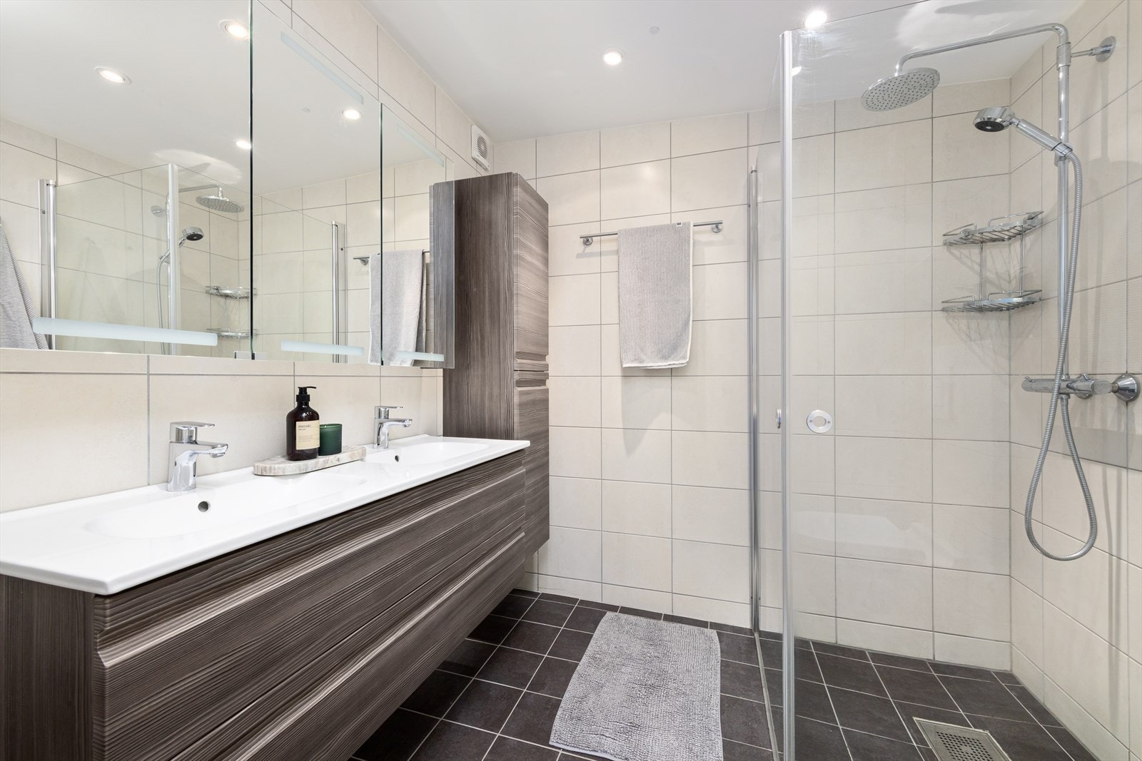 Badet i andre etasje ble oppgradert i 2014. Her er det flislagt gulv med elektriske varmekabler og en romslig dusjnisje. Galleribilde