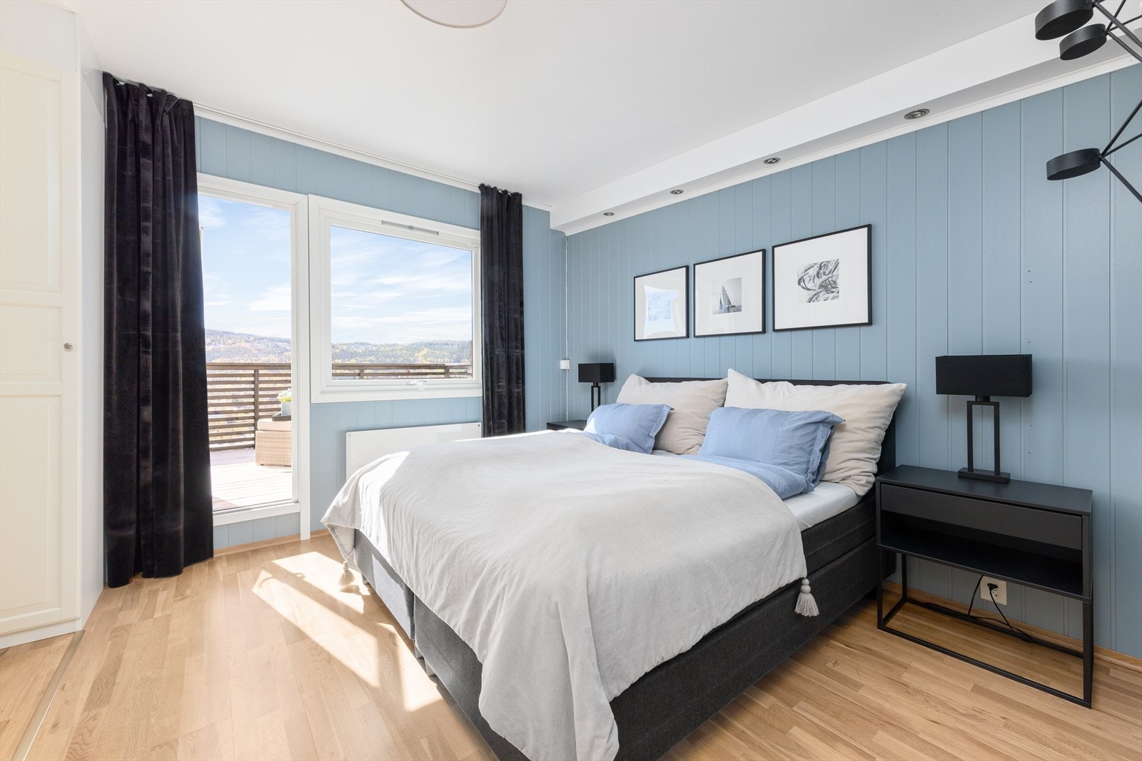 Hovedsoverommet har downlights i kasse og utgang til en stor, privat terrasse. Galleribilde