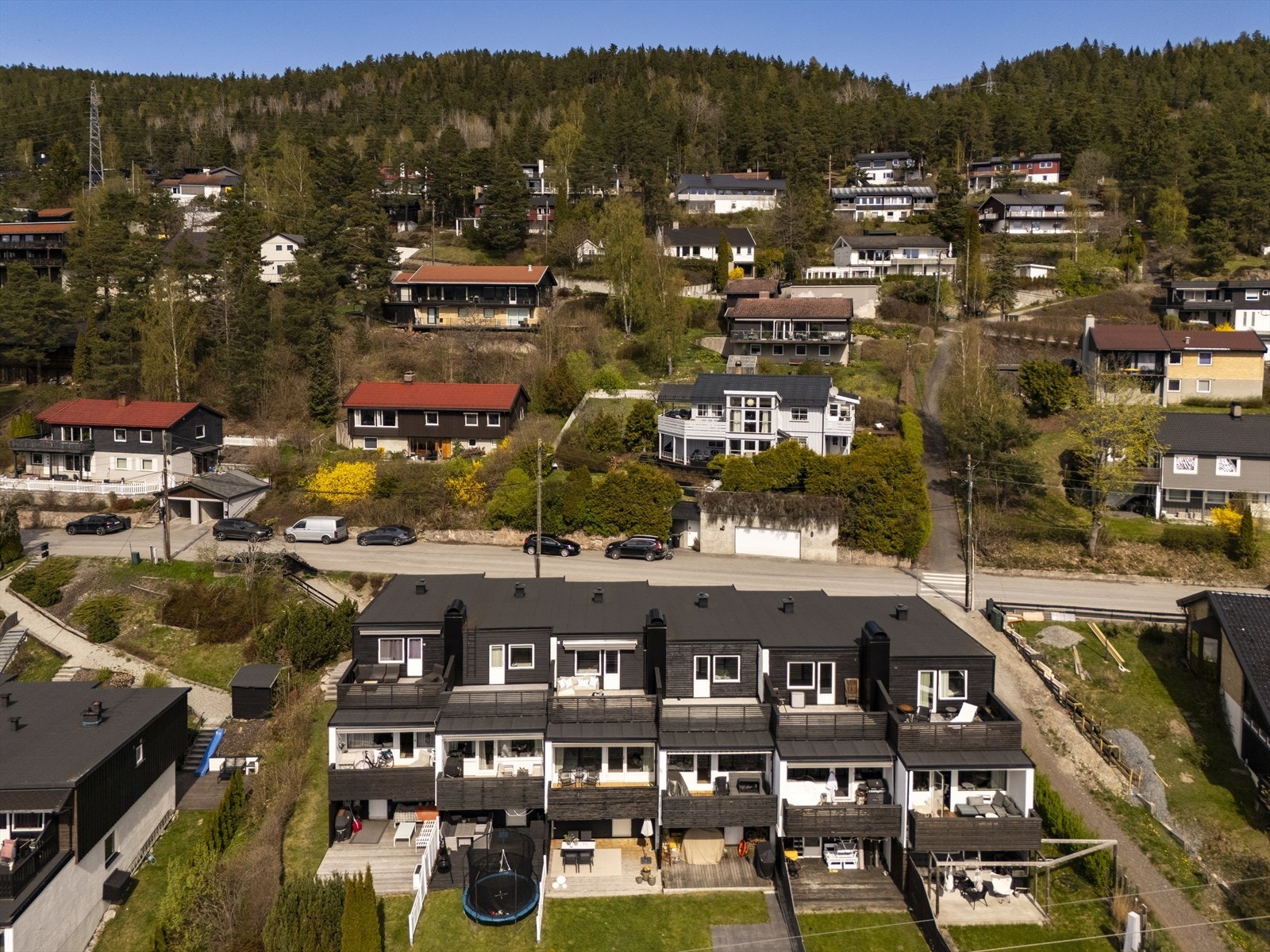 Området er vurdert som 'Veldig trygt' med kort avstand til både skoler og barnehager. Galleribilde