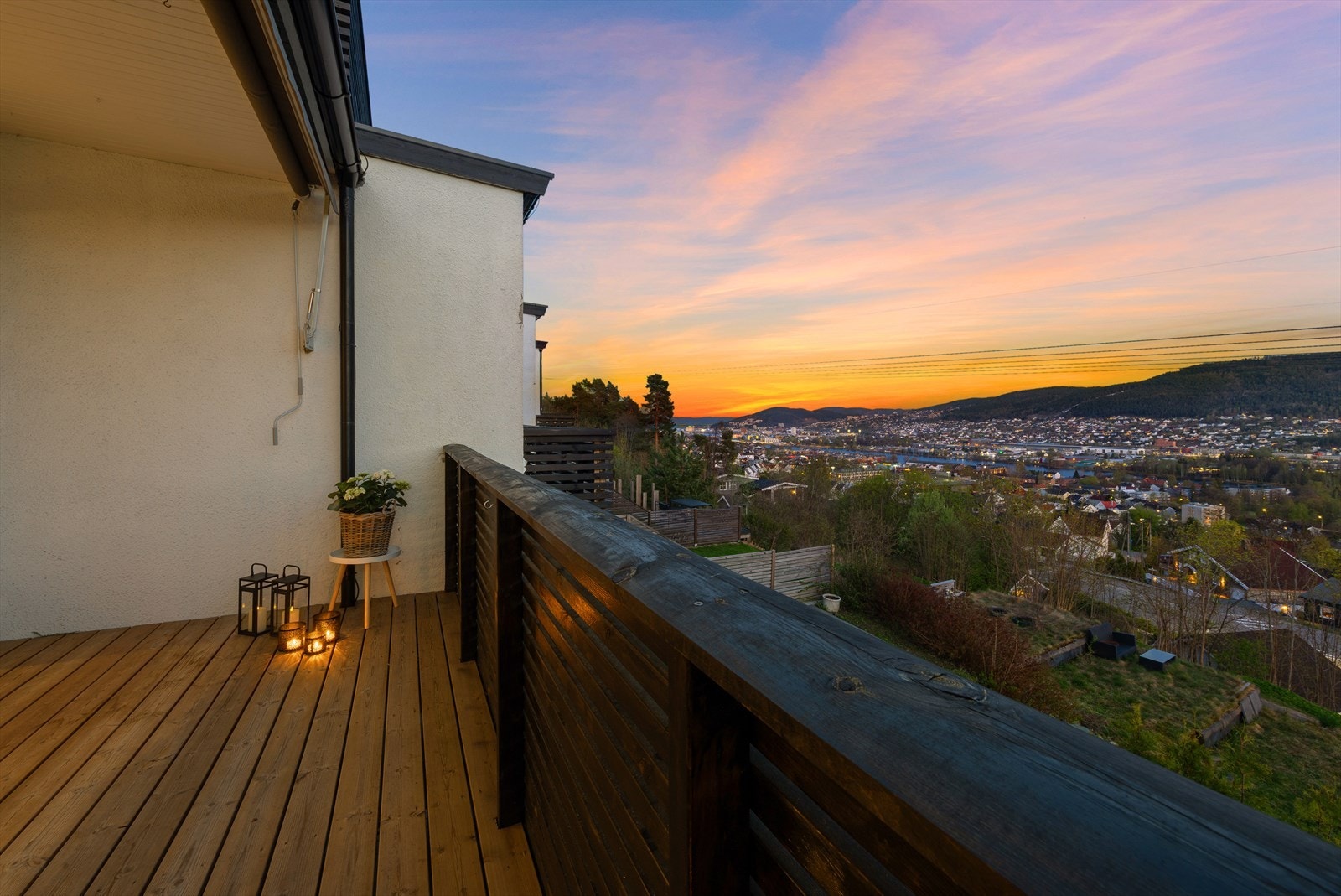 Fra balkongen i første etasje har man en flott utsikt over Drammen by og omkringliggende områder. Galleribilde