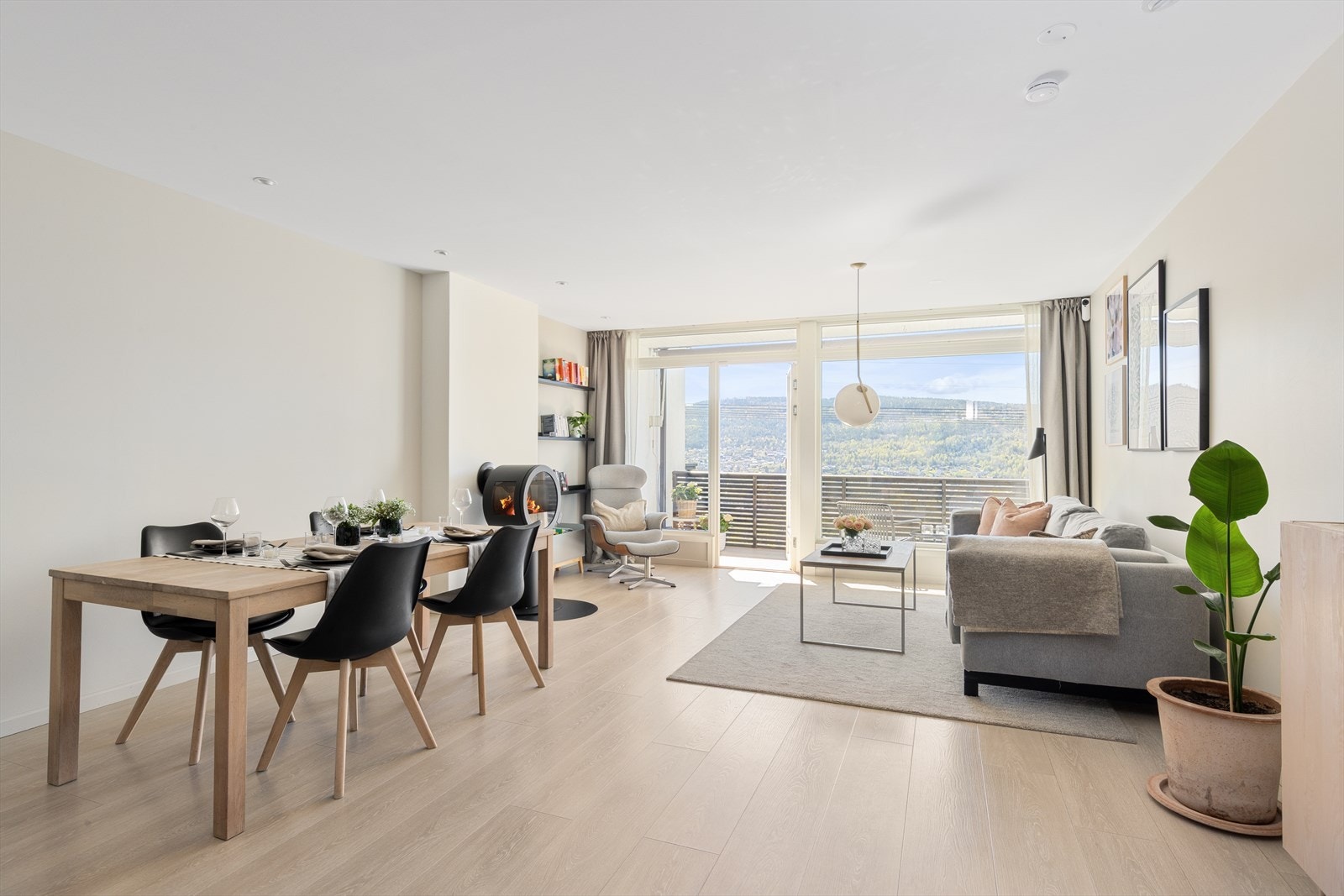 Fra stuen er det direkte utgang til en delvis takoverbygd balkong på ca. 10 m². Galleribilde