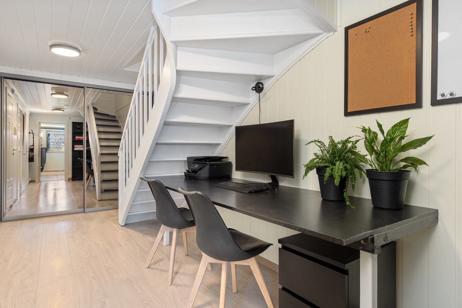 Vi tar trappa og beveger oss ned en etasje. Skyvedørsgarderobe i gangen gir rikelig med lagringsplass. Galleribilde