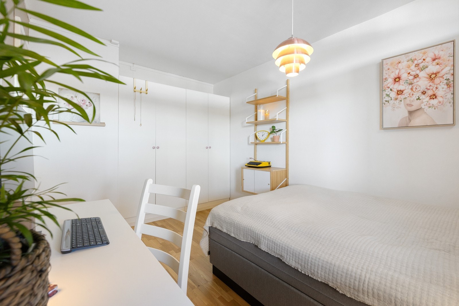Rikelig med garderobe på soverommet Galleribilde