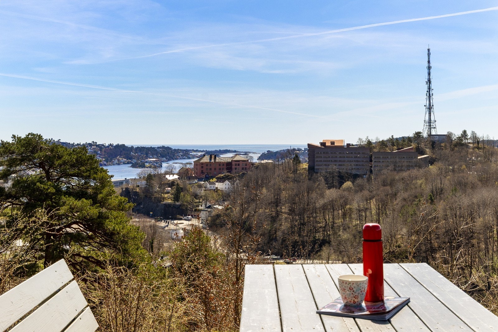 Fine fellesområder med benker og utsikt over innseilingen til Arendal Galleribilde