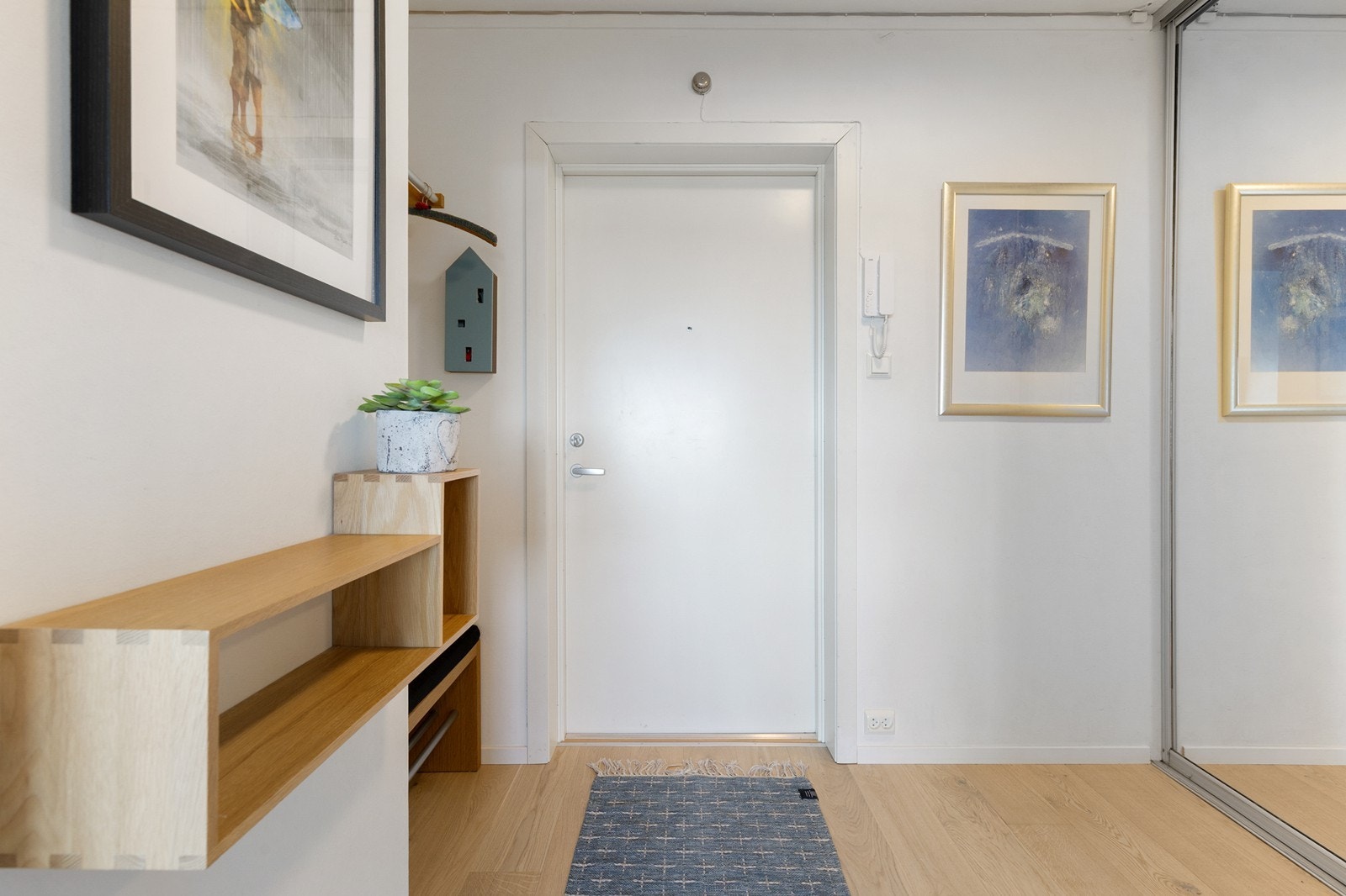 Innbydende inngangsparti med stor skyvedørsgarderobe Galleribilde