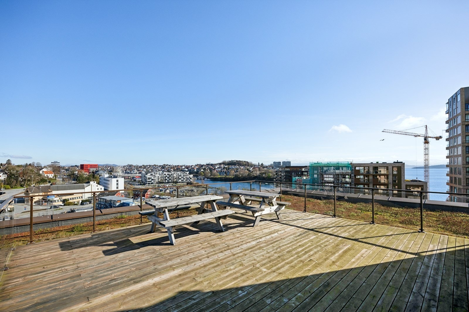Fra takterrassen har du panorama utsikt over nærområdet, her er det også god plass til gjester. Galleribilde