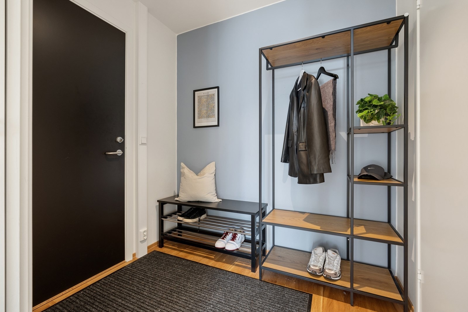 Innbydende entré med god plass til oppbevaring av yttertøy. Galleribilde