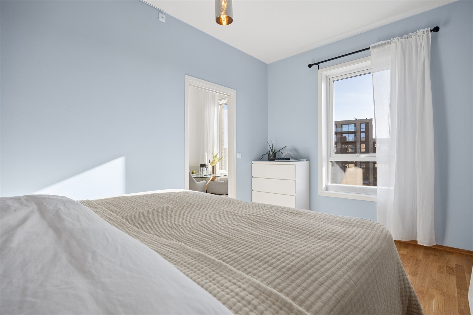 I likhet med stuen har også soverommet svært gode lysforhold, med behagelig morgensol som strømmer inn i rommet. Galleribilde