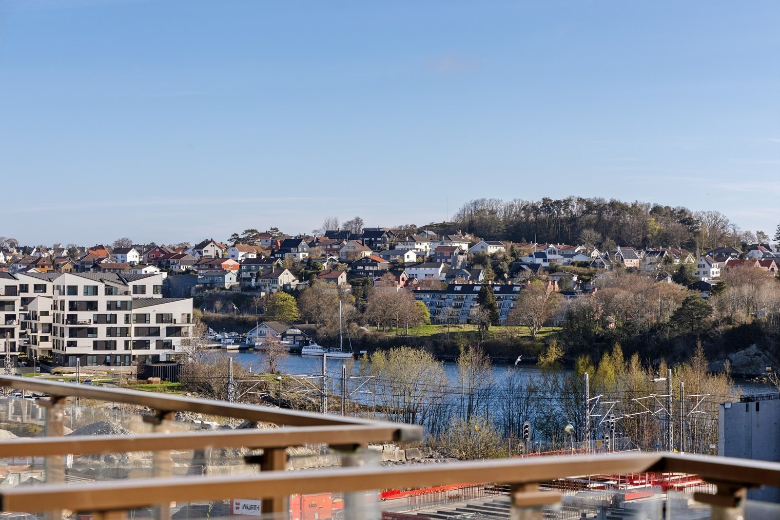Utsikt mot sjø og Paradis brygge fra balkongen. Galleribilde