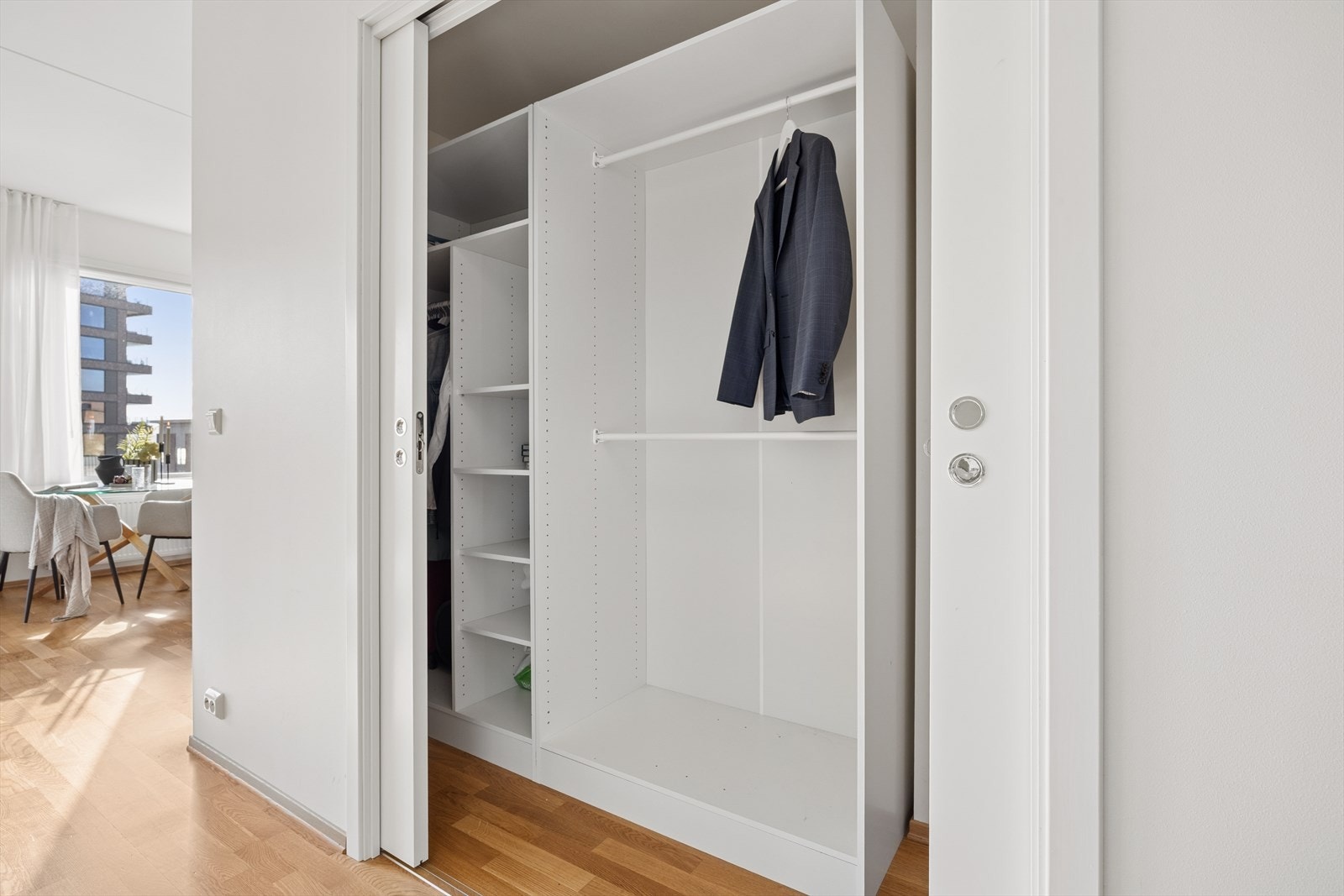 Praktisk innvendig bod med gode oppbevaringsmuligheter, i dag brukt som garderobe. Galleribilde