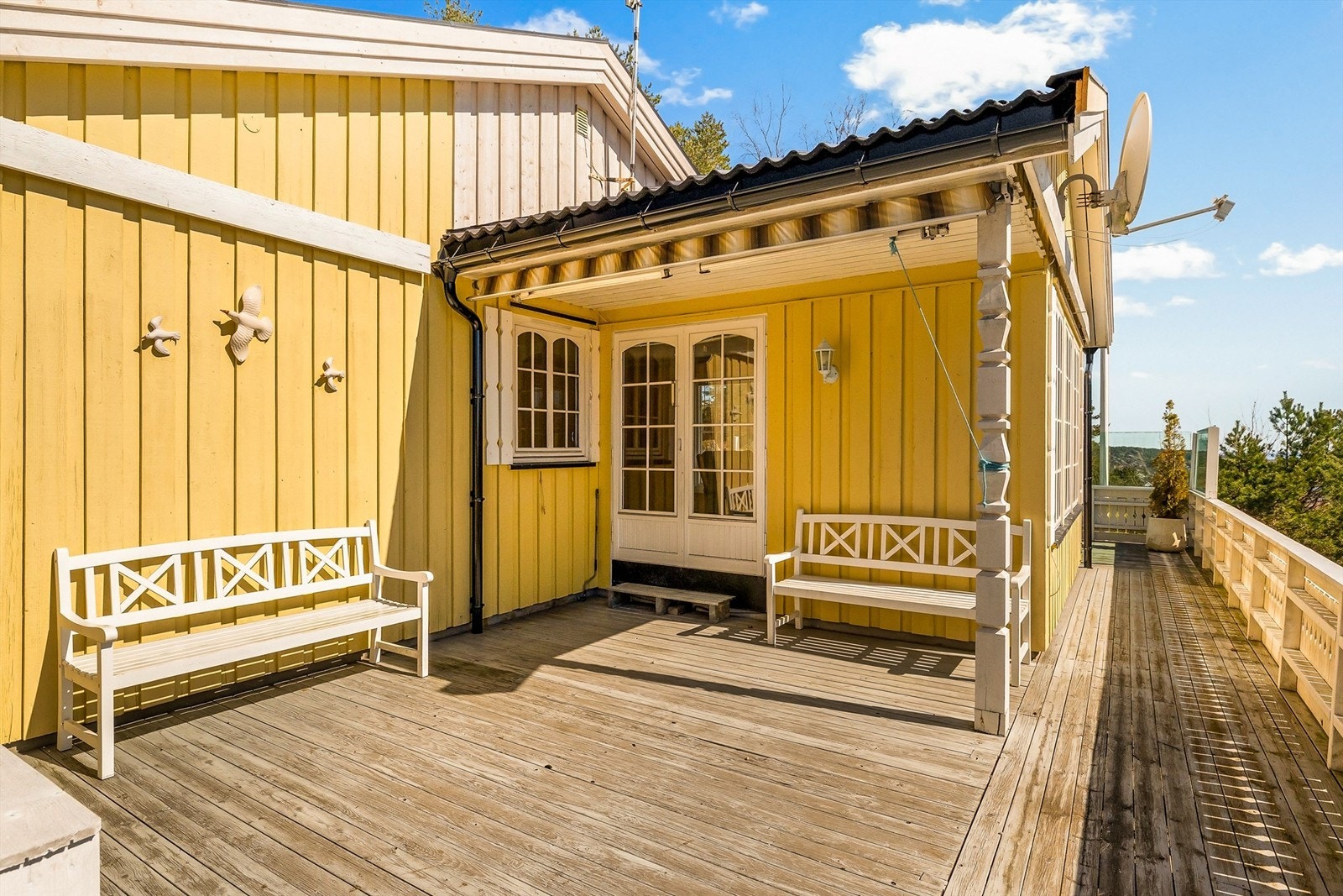 Usjenert og delvis overbygget del av terrassen ut for stua. Galleribilde
