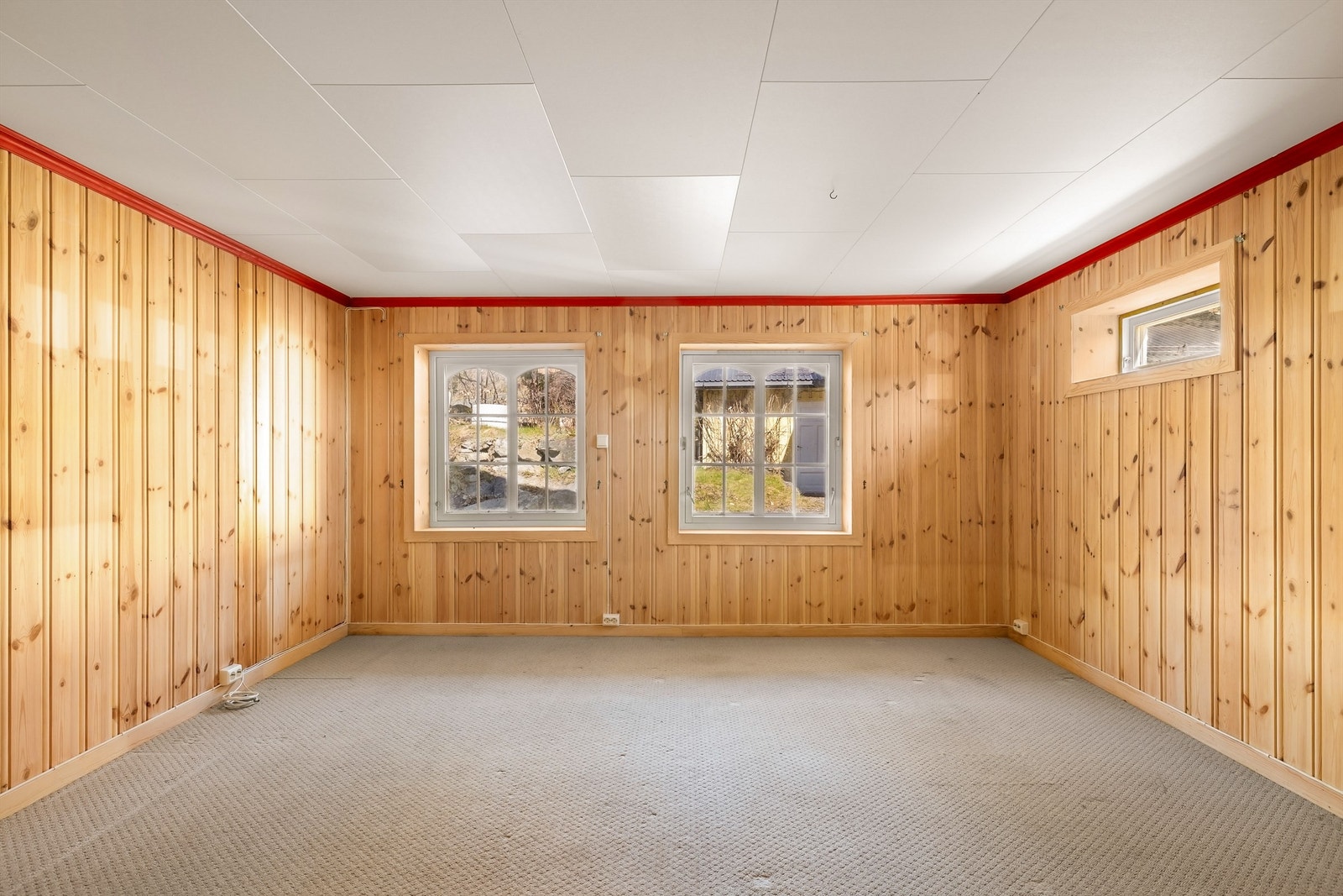 Kjellerstue med peisovn (Rommet er ikke godkjent til varig opphold). Galleribilde