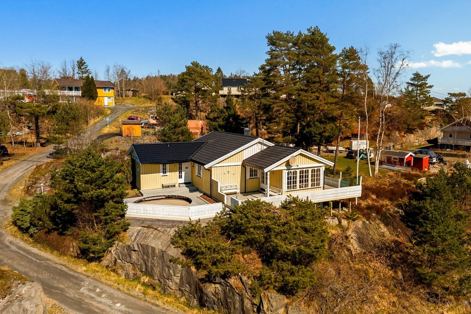 Landlig og usjenert med store terrasseflater. Galleribilde