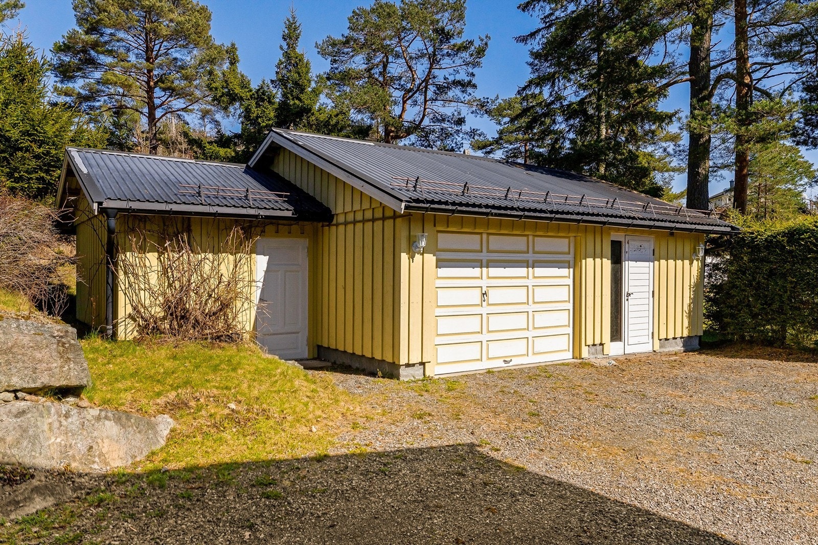 Garasje med el-bil lader og tilliggende boder. Galleribilde