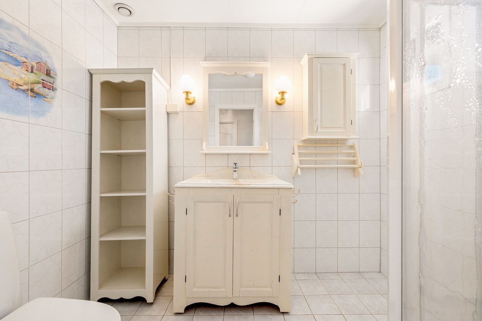 Hovedbad med wc, servant i seksjon og wc. Galleribilde